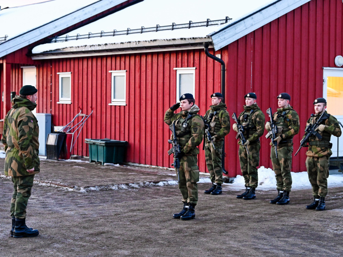 Kronprins Haakon inspiserer vaktstyrken ved leirvakten. Foto: Sven Gj. Gjeruldsen, Det kongelige hoff